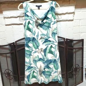 Pretty sleeveless dress with a leaf pattern perfect for parties, weddings etc.